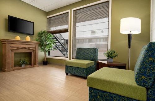 Hearst Hotel | Super 8 by Wyndham Hearst ON