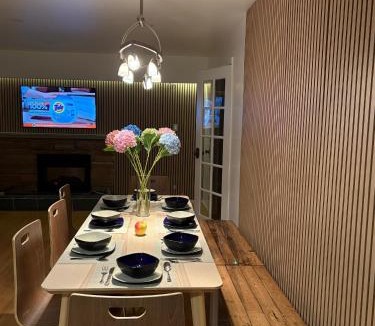 Oakridge House | Oakridge Garden Retreat - Free Parking - 6-min walk to Skytrain