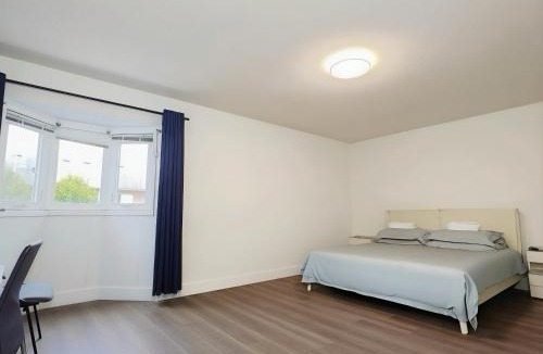 East Credit House | Modern Oasis Mississauga - Near Airport