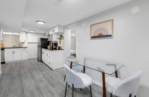 Windsor House | Cozy 2BR w/Parking, mins from Highway & Chrysler - Holiday Home