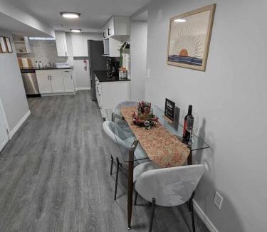 Windsor House | Cozy 2BR w/Parking, mins from Highway & Chrysler - Holiday Home