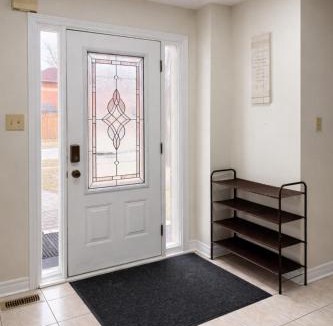 Orangeville House | Spacious 4-Bedroom Orangeville Home with Free Parking, Laundry & Private Deck - 10 Min Walk to Headwaters Hospital, 5 Mins to Mount Alverno - Ideal for Medical & Large Group Stays!