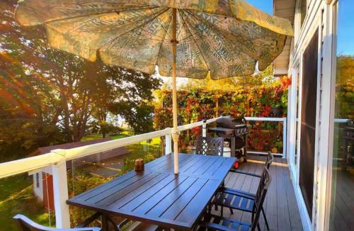 Carrying Place Apartment | Waterfront Comfy Guesthouse, PEC