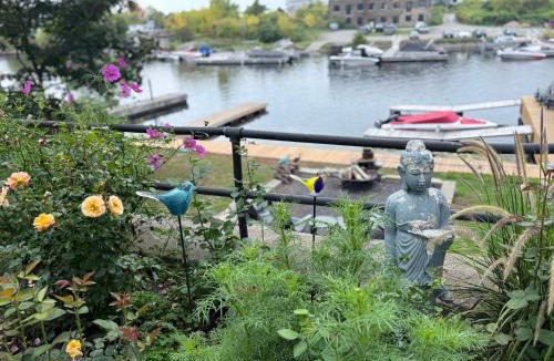 Gananoque Hotel | 2 Rivers Inn The Thousand Islands - LUXURY WATERFRONT SUITE & WALKOUT
