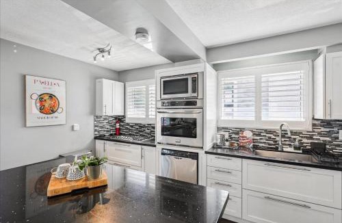 Northeast Mississauga Apartment | Bright 3-BDRM House, Family Home & Parking, YYZ Airport
