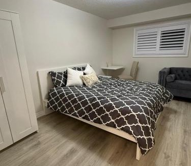 Cooksville Apartment | Modern 1-BR Suite EV Charger, Backyard BBQ & Near Square One