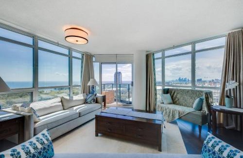 Fort York Apartment | Lakeview Condo 2BR with Balcony and Free Parking