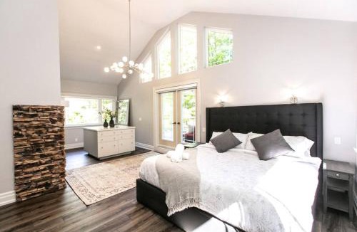 Caledon House | Luxury 4BR Stay with Swim Spa, Golf and Fireplaces