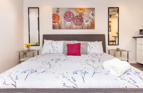Centretown West Apartment | King Bed Studio Apartment - Near Chinatown