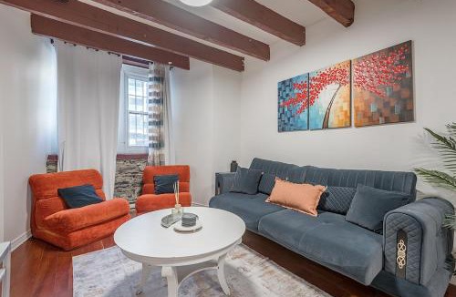 Shaughnessy Village Apartment | Spacious 2BR Downtown - Vintage Charm Sleeps 10