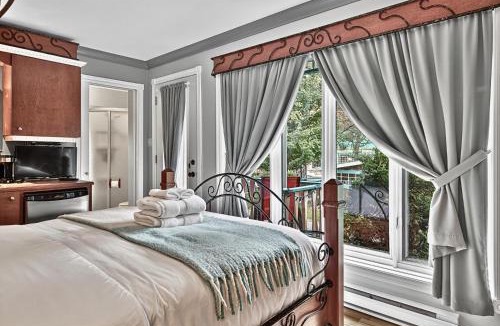 Saint-Alexis-des-Monts House | Domaine Rivière Sacacomie Chalets et Bed and Breakfast -Manoir Canergie