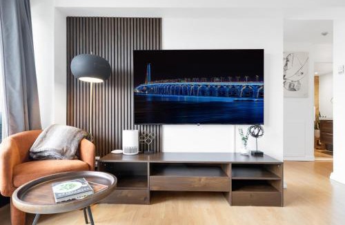 Milton Park Apartment | Downtown Montreal Horizon Suite With Parking