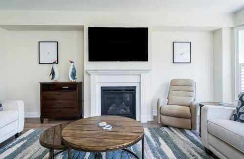The Blue Mountains House | Luxury Mountain Townhome - Shuttle Patio & Trails