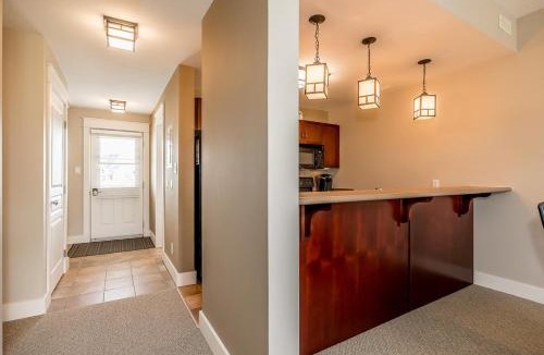 The Blue Mountains House | Raccoon Ridge - Village Walk - Hot Tub - Shuttle