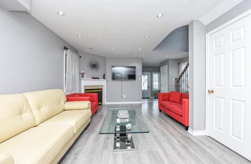 Meadowvale Village House | 4BR 4BA Home in Mississauga, Sleeps 10, 10 mins to Toronto International Airport