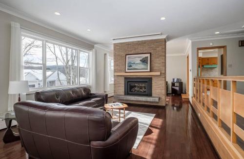 Waterford Valley House | 3 Bed 2 Bath Retro-Chic w Bright Modern Comforts