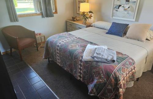 Romney Hotel | Lakeside Village Park Motel
