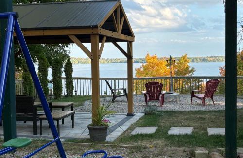 Rideau Lakes House | Waterfront Q Estate summer cottage