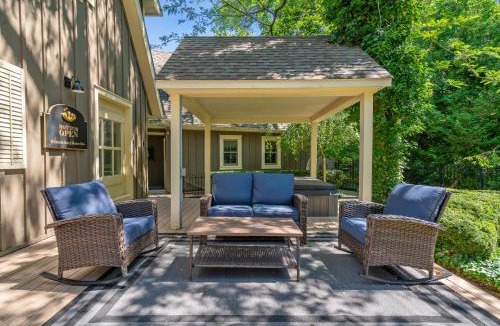 Old Town Historic District House | Guestroom 1842 - Hot Tub Historic Home Steps to Everything NOTL