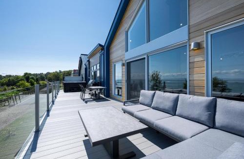 Petite-Riviere-Saint-Francois Ski Chalet | Mer et Mont 1223: Spa & River Views Near Le Massif