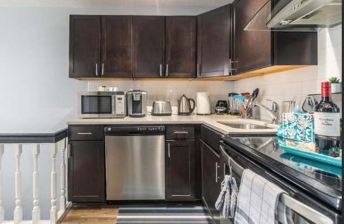 Centretown West Apartment | Urban 1BR Gem with Kitchen, Smart TV & Workspace