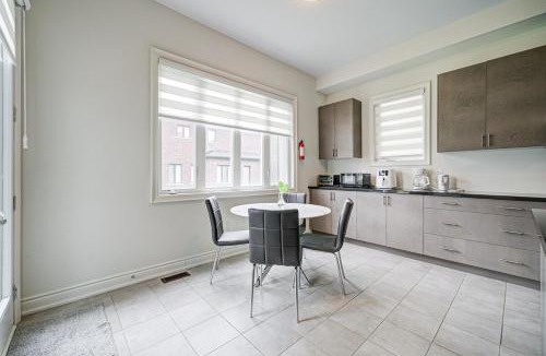 Richmond Hill Apartment | Modern Spacious Luxury detached-House new in RH
