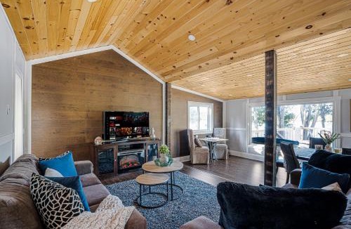 Kirkfield House | Rustic Lakefront Cottage with Fire Pit & Scenic Views