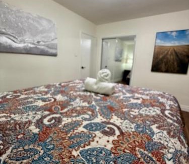 Etobicoke House | Beautiful 3 Bedrooms Guesthouse