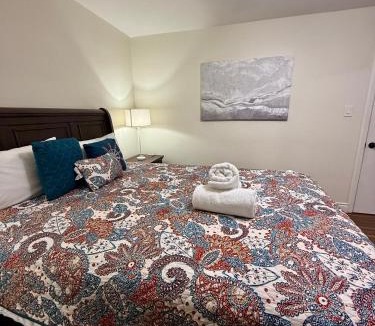 Etobicoke House | Beautiful 3 Bedrooms Guesthouse