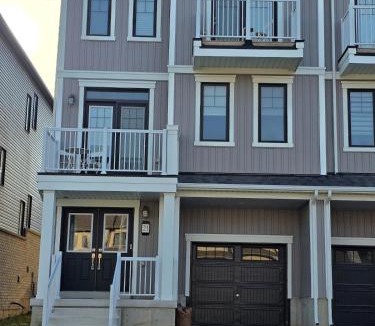 Caledonia House | Modern Stylish Cozy Home Balcony Wifi