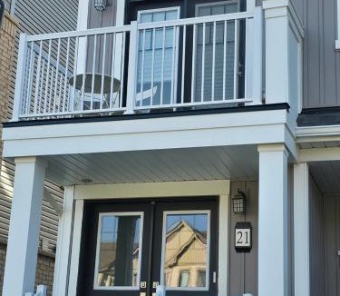 Caledonia House | Modern Stylish Cozy Home Balcony Wifi