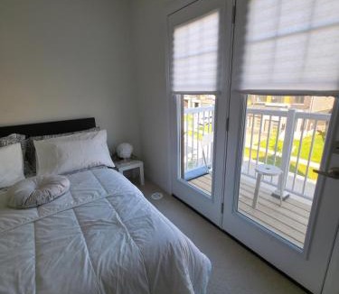 Caledonia House | Modern Stylish Cozy Home Balcony Wifi