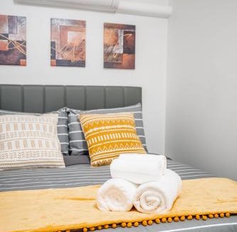 High Park-Swansea Hotel | Cozy Basement Stay Near High Park & Subway - Westend Suites