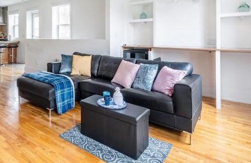 Riverdale Hotel | The Logan - Stylish 2BR Suite w Portable AC in Leslieville