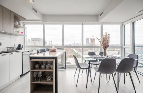 Flemingdon Park Apartment | Panoramic view Condo 2 BR 2 BA Free parking