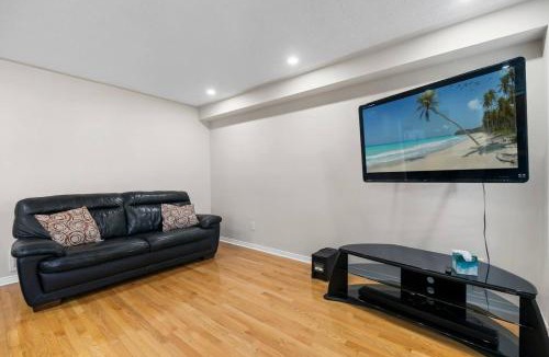 Churchill Meadows House | Cozy Family Home Netflix Backyard and Quiet Area