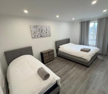 La Petite-Patrie Apartment | Shop & Stay Central 6