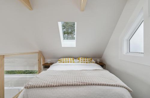 Shelburne House | Cozy Harbour View Loft at Bells Cove