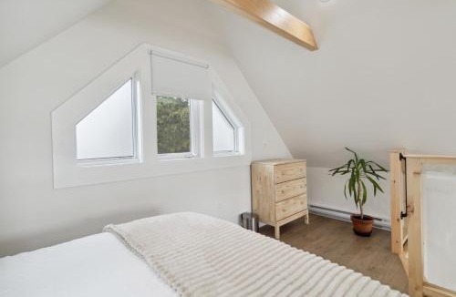 Shelburne House | Cozy Harbour View Loft at Bells Cove
