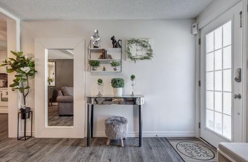 Saint Thomas House | Spacious Pool House 5 Minutes to Elgin Centre