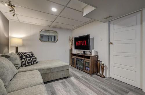 Saint Thomas House | Spacious Pool House 5 Minutes to Elgin Centre