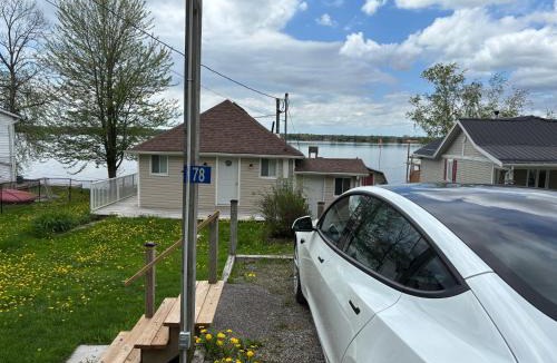 Scugog House | Waterfront Cottage Near Toronto Private Dock, Water Crafts, BBQ Wi-Fi - Sleeps 4