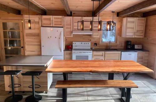 Lac-aux-Sables Ski Chalet | Chalet bois rond, Spa, rivière & nature