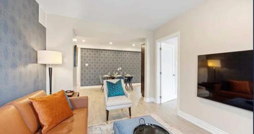 Bracondale Hill Hotel | Casa St Clair Hotel Contemporary 2BR Suite w Patio & BBQ