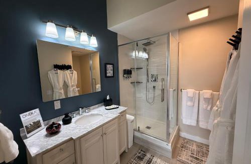 Gananoque Hotel | 2 Rivers Inn The Thousand Islands - LUXURY WATERFRONT SUITE & WALKOUT
