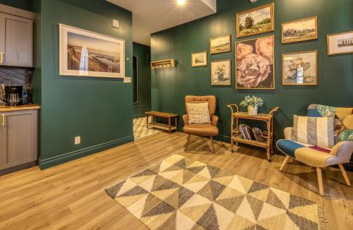 Vieux-Quebec-Cap-Blanc-colline Parlementaire Apartment | North House - Majestic 3-Bedroom Designer Apartment