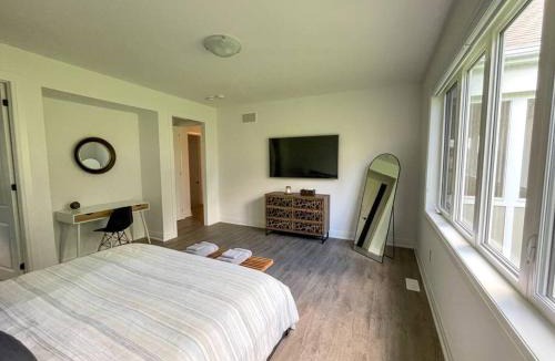 Bracebridge House | Spacious 3 Bdrm Retreat, Muskoka Room & Fireplace
