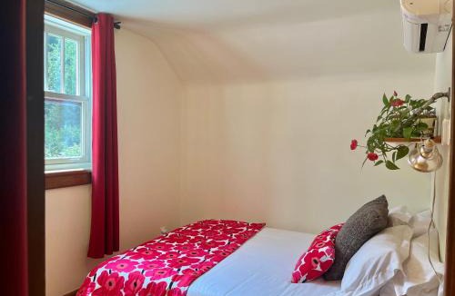 Wakefield Apartment | Retro-chic retreat in the heart of Wakefield