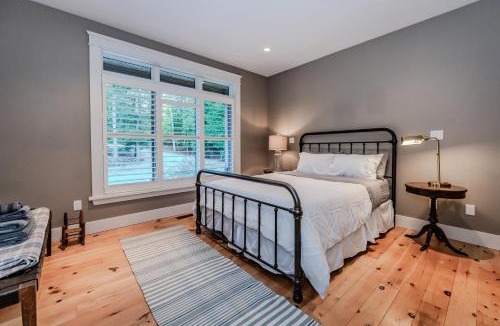 Lion's Head House | Michael's Luxury Cottage on Bruce Trail Starlink