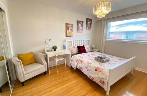 Black Creek House | Sunny House - Main Floor, Free parking, in Toronto